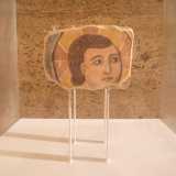 E a concludere il nostro viaggio, protetto in una teca, ecco un frammento con il volto di Ges� bambino dipinto. � ci� che resta dell�affresco absidale della chiesa del 1080, in cui il Bambino doveva probabilmente trovarsi in braccio alla Vergine